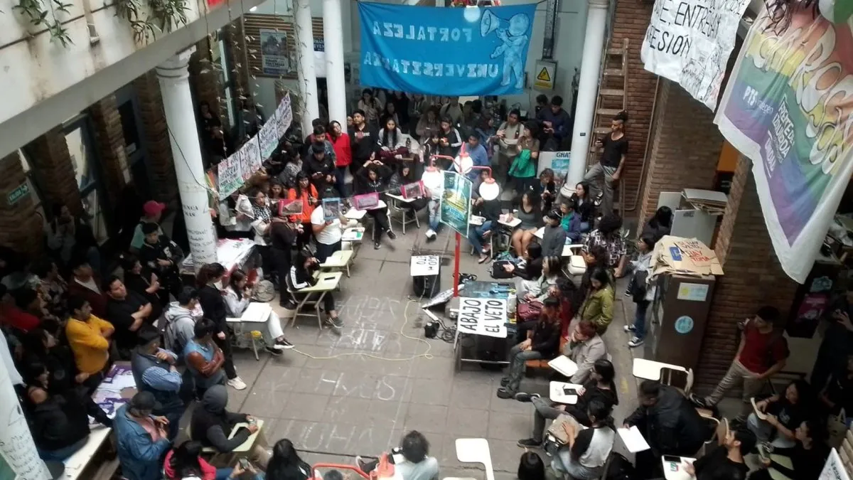 Docentes y estudiantes marchan al Congreso contra el veto de Milei