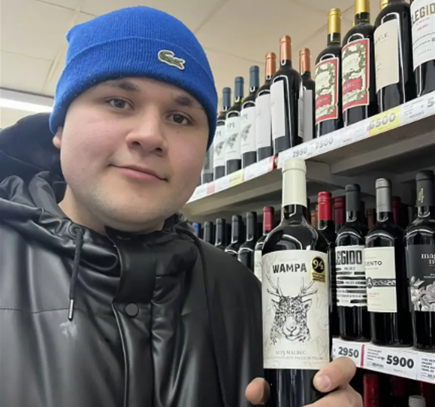 “Mirá, te hicieron un vino”: pareja desata risas con una broma en el supermercado