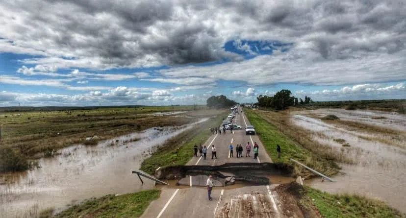 Emergencia en Villarino maquinaria y equipos trabajan en el socavón de la Ruta 3 2