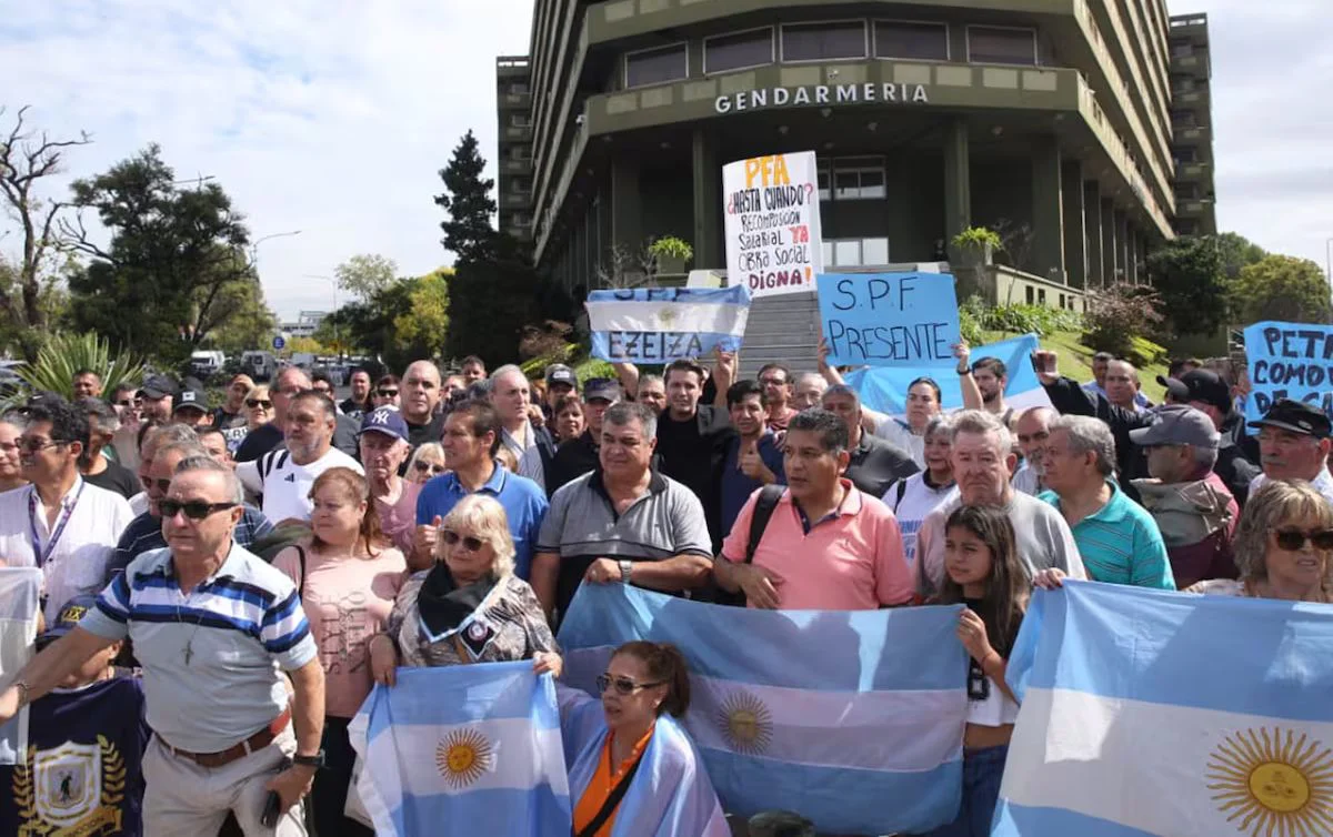 Las fuerzas federales se manifestaron frente al edificio Centinela