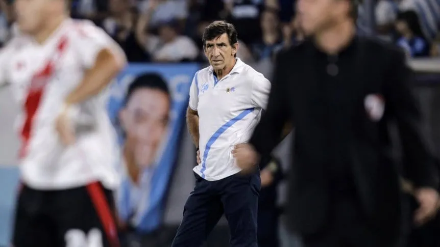 Costas le lanzó un dardo a River.