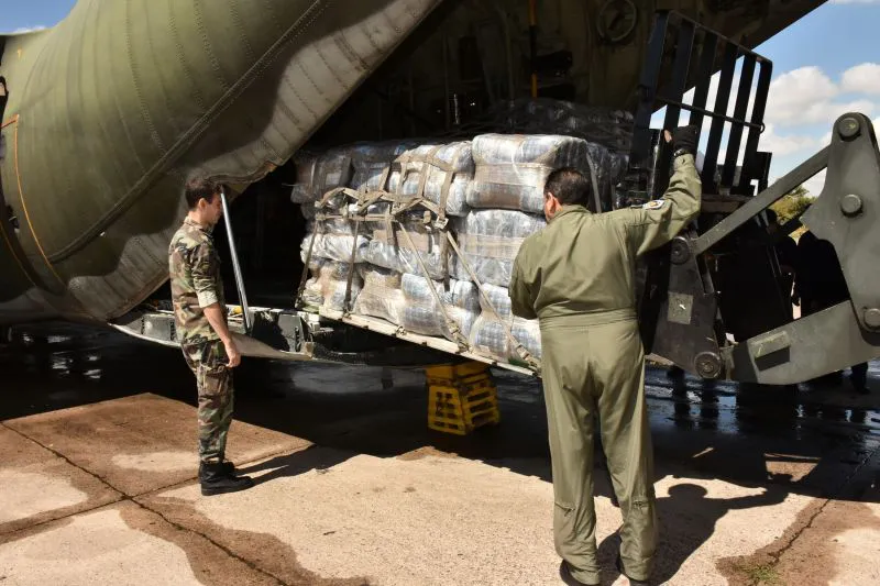 Un avion Hercules de la Fuerza Aerea traslada respiradores y ecografos a las provincias