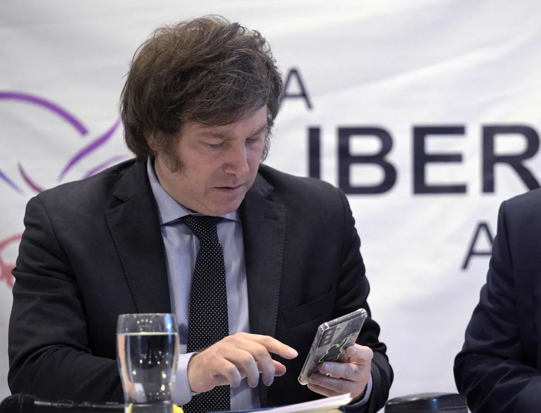Javier Milei utiliza su celular para gestionar su comunicación y difundir contenido en redes sociales.
