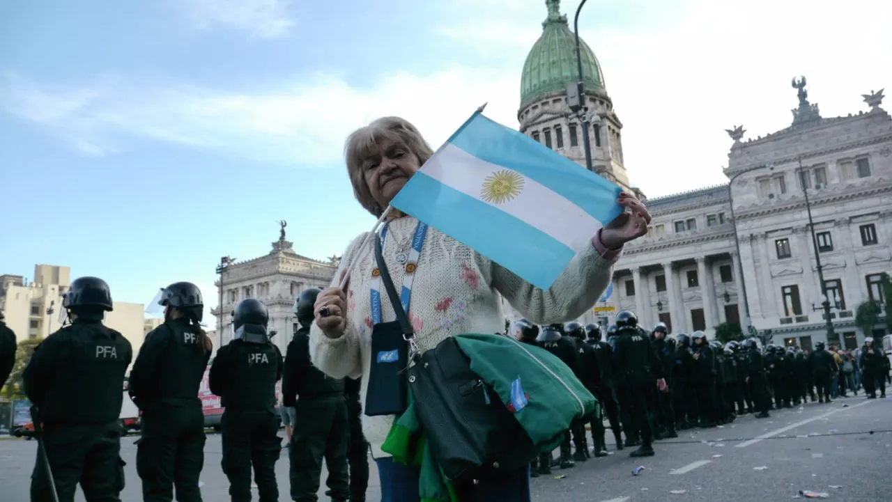 Jubilados movilizan al Congreso contra el ajuste de Milei