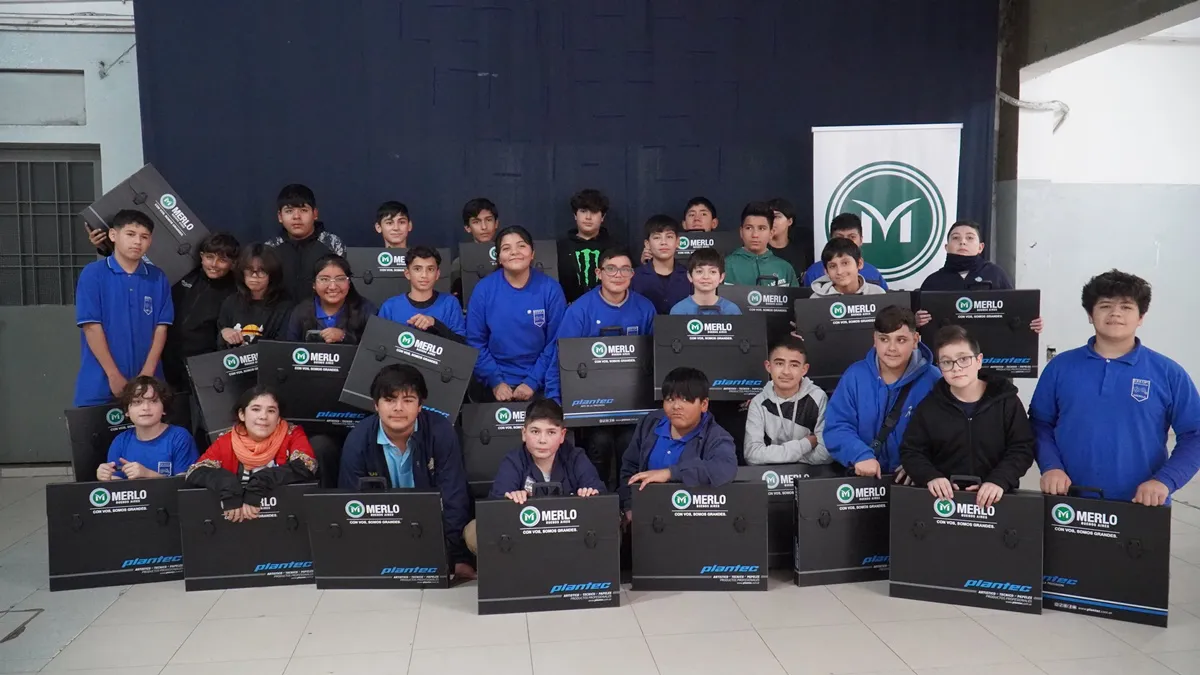 ALUMNOS DE MERLO RECIBIERON TABLEROS TÉCNICOS