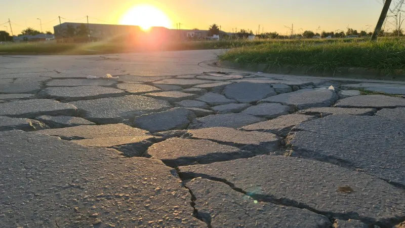 Asfalto roto en barrio Bicentenario de General Rodriguez