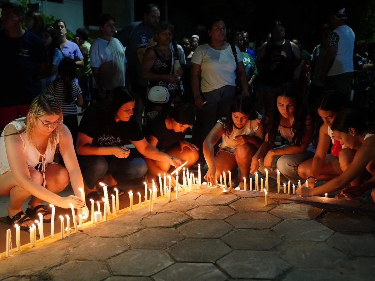 Familiares, alumnos y vecinos se reunieron con velas y carteles frente a la institución