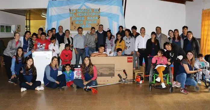 El intendente Puglelli entregó numeroso equipamiento educativo