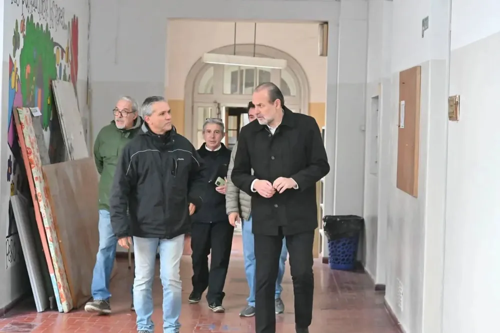 Susbielles recorrió el establecimiento que comparten el Instituto Avanza.