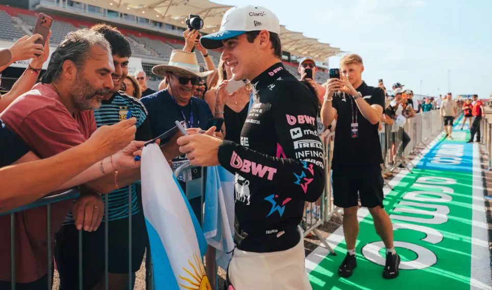 Colapinto junto a fans argentinos.