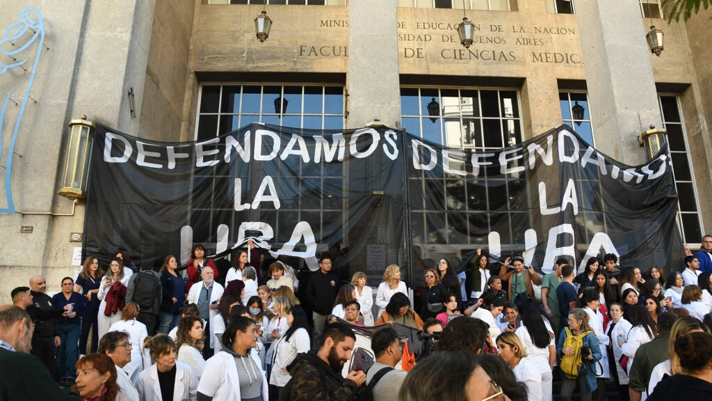 Abrazo a hospitales universitarios