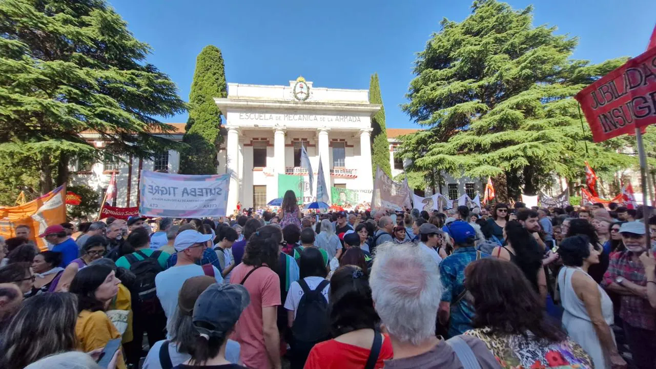 Declaran estado de asamblea permanente en toda la Administración Pública