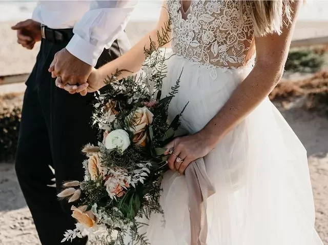 ¡Qué papelón! Entró a su boda en moto y sufrió una aparatosa caída: Mirá el video