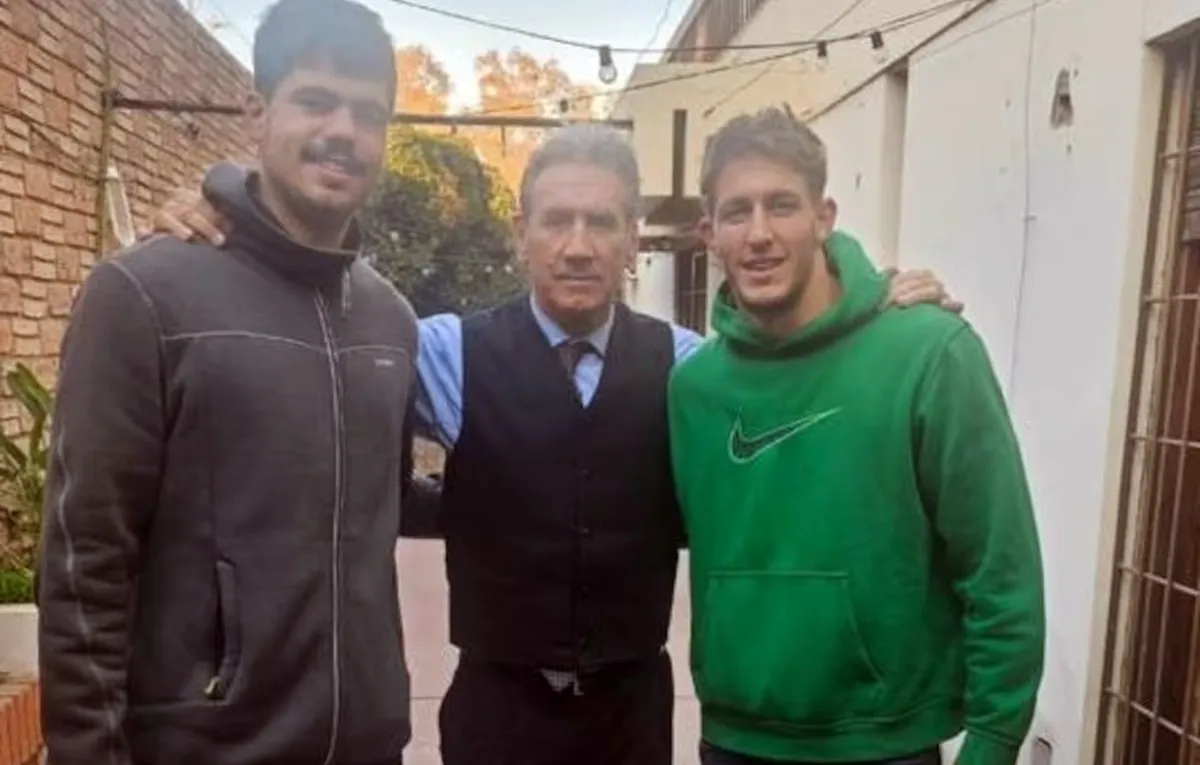Los rugbiers franceses Hugo Auradou y Oscar Jégou junto a su abogado Rafael Cúneo Libarona