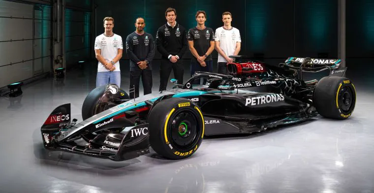Mercedes presentó el W15.