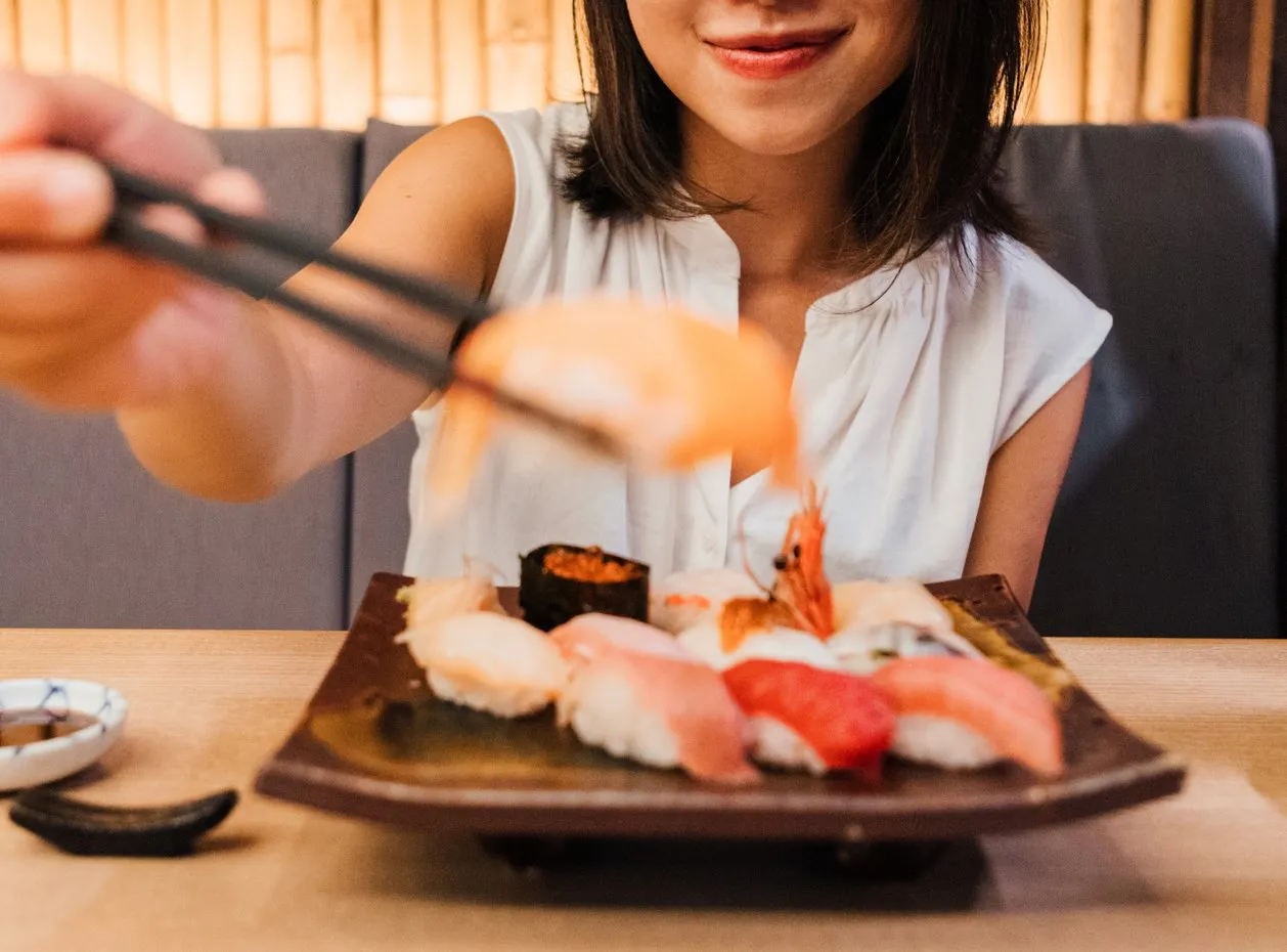 Probó sushi por primera vez y su reacción fue insuperable